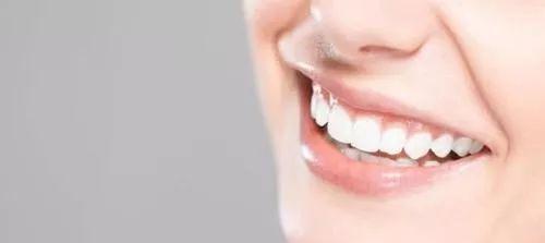牙结石 用手抠属于无用功,教你1个方法,摆脱牙缝 脏石头